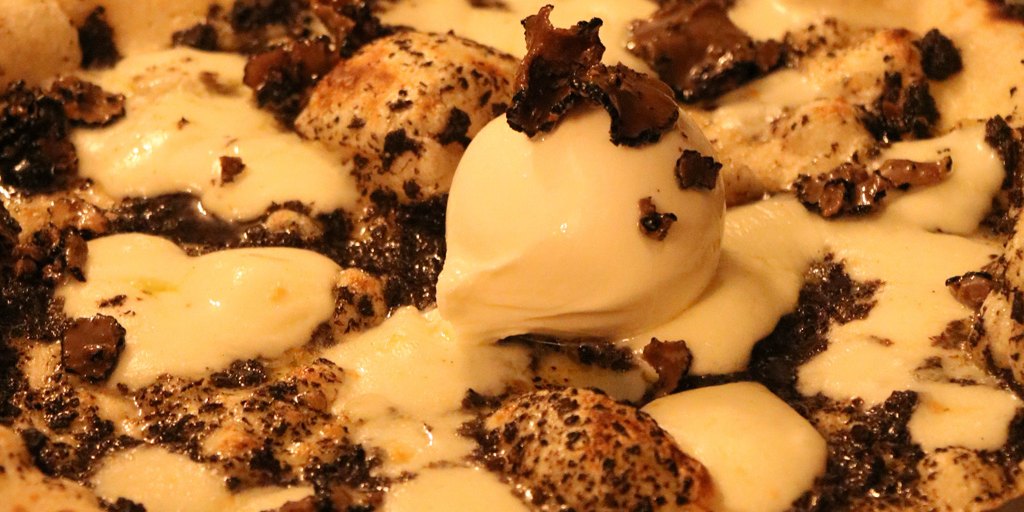 La pizza Tartuffo e Burrata, burrata et copeaux de truffe